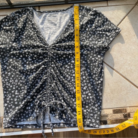 Arizona Jeans Co. Black w White Flowers Crop Top Gather Front Drawstring size L - Picture 5 of 8